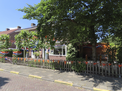 901694 Gezicht op de met oranje parafernalia versierde woning Nyeveltstraat 8 te De Meern (gemeente Utrecht). De ...